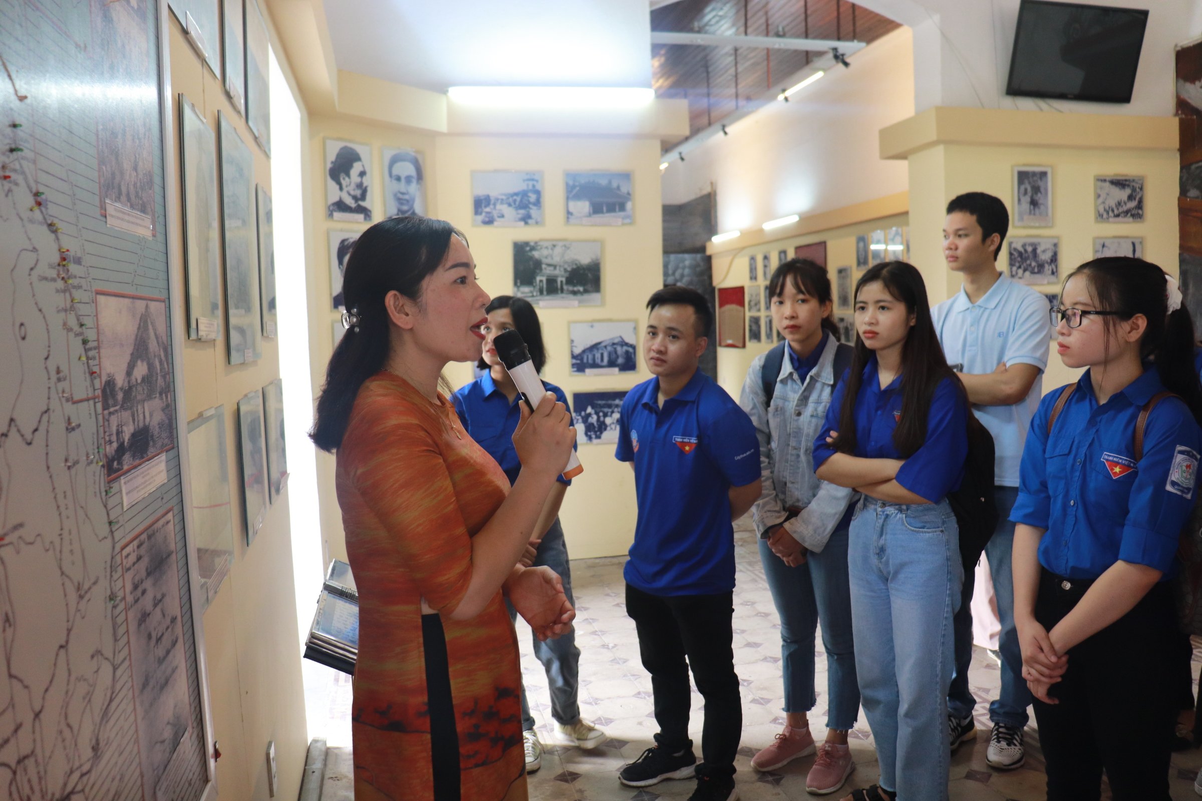 Các bạn thanh thiếu nhi dang được cán bộ Bảo tàng Lịch sử giới thiệu về phong trào đấu tranh cách mạng của tỉnh Thừa Thiên Huế